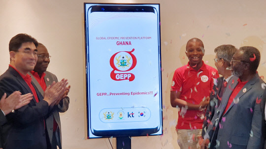 지난 14일(현지시간) 가나 아크라에서 진행된 'GEPP 가나' 출시행사에서 이동면 KT 미래플랫폼사업부문장(왼쪽부터), 바두 사코디에 가나 보건청 공중보건국장, 이베네저 오다메 보건부 정책기획국장, 김성수 주가나 한국대사관 대사 등이 기념촬영을 하고 있다.     KT 제공